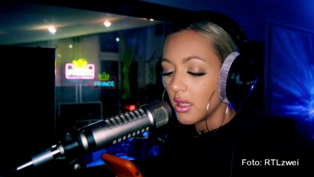 Die 27-jährige Leonie gehört zu den Protagonistinnen der zweiteiligen Dokumentation „Beats of Berlin – Rap ist mein Leben“, die RTLzwei ab dem heutigen 4. August ausstrahlt. Als Kunstfigur Thara versucht sie, die männlich dominierte Hip-Hop-Szene aufzumischen. (Foto: RTLzwei)