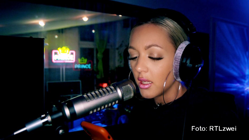 Die 27-jährige Leonie gehört zu den Protagonistinnen der zweiteiligen Dokumentation „Beats of Berlin – Rap ist mein Leben“, die RTLzwei ab dem heutigen 4. August ausstrahlt. Als Kunstfigur Thara versucht sie, die männlich dominierte Hip-Hop-Szene aufzumischen. (Foto: RTLzwei)