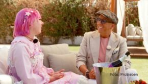 Designer Thomas Rath wirkt auch in der aktuellen Staffel der ProSieben-Show wieder als Gast mit. Er nimmt das Outfit von Pink-Liebhaberin Alex und weiteren Kandidatinnen und Kandidaten unter die Lupe. Anschließend ist unter Anleitung des Profis ein Umstyling angesagt. (Foto: ProSieben)