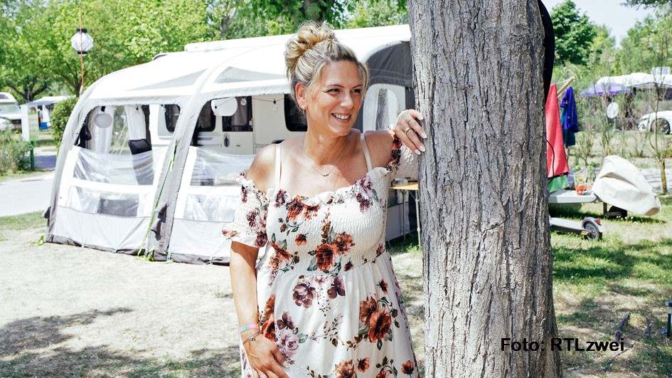 Die Fingerhuth-Clique um Nicole und ihren Ehemann Sascha gehört zu den beliebten Protagonisten der Doku-Soap „Bella Italia – Camping auf Deutsch“. RTLzwei verbucht laut heutiger Mitteilung auch mit der zweiten Staffel wieder regelmäßig gute Marktanteile. (Foto: RTLzwei)