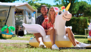 Eine neue Folge der Doku-Soap „Bella Italia“ zeigt RTLzwei am 23. Juni. Sascha alias „Dr. Bohna“ und seine Freundin Raffaela reisen darin zum Camping-Urlaub nach Norditalien. Für den Partyschlagersänger steht dort auch der Dreh eines neuen Musikvideos auf dem Plan. Foto © RTLzwei/Story House/Jens Klein