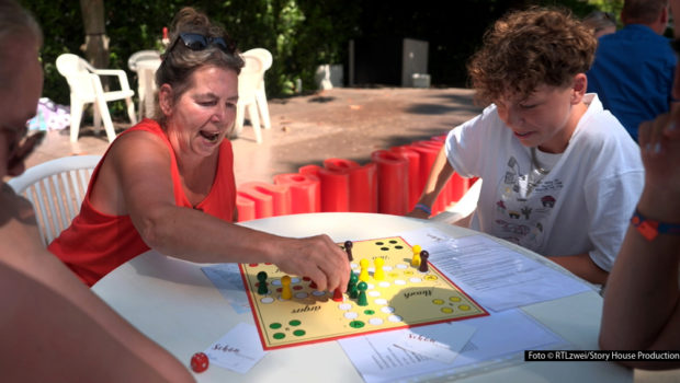 In der neuen Folge der RTLzwei-Doku-Soap „Bella Italia – Camping auf Deutsch“ am 7. Juli laufen die Vorbereitungen für das erste „Mensch ärgere dich nicht“-Turnier auf Hochtouren. Die Camper und Organisatoren Angelika und Peter hoffen, dass genügend Mitspieler dabei sein werden. Foto © RTLzwei/Story House Productions
