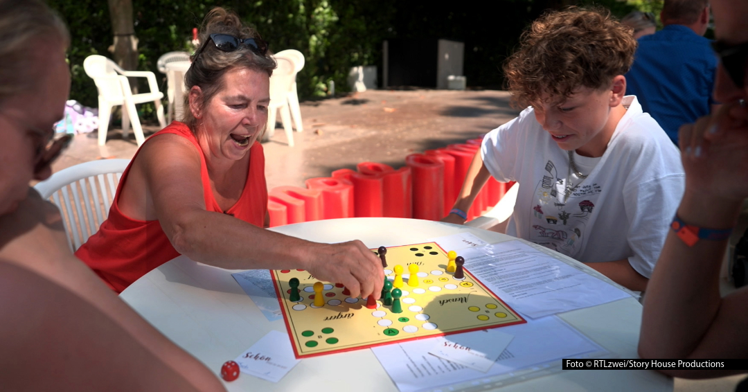 In der neuen Folge der RTLzwei-Doku-Soap „Bella Italia – Camping auf Deutsch“ am 7. Juli laufen die Vorbereitungen für das erste „Mensch ärgere dich nicht“-Turnier auf Hochtouren. Die Camper und Organisatoren Angelika und Peter hoffen, dass genügend Mitspieler dabei sein werden. Foto © RTLzwei/Story House Productions