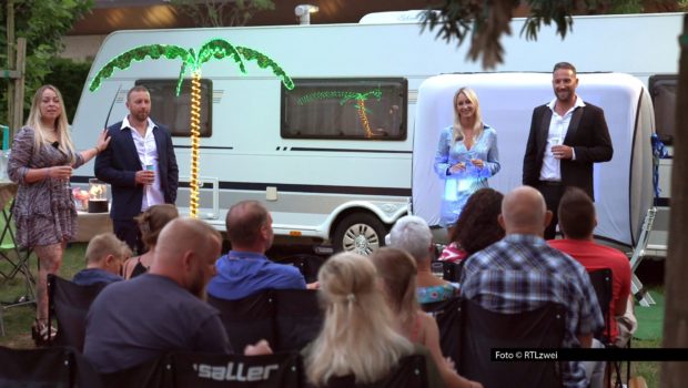 In der neuen Folge von „Bella Italia“ feiert Camper Sascha Bohna alias „Dr. Bohna“ die Premiere seines Musikvideos zur Single „Verdammt“ – stilecht mit rotem Teppich vor dem Wohnwagen. Doch während alles bereit ist und die Gäste eintreffen, fehlt ausgerechnet Videoproduzent Carlo. Foto © RTLzwei
