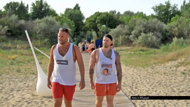 Am 28. Juli zeigt RTLzwei eine neue Folge der Reality-Doku „Bella Italia – Camping auf Deutsch“. Auf Europas größtem Campingplatz Marina di Venezia herrscht diesmal echtes Fitnessfieber: Die „Bodenseeboys“ Sascha und Dennis haben sich vorgenommen, ein paar Kilos purzeln zu lassen. Foto © RTLzwei