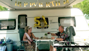 Familie Fingerhuth ist in Feierlaune. Familienoberhaupt Nicole zelebriert heute ihren 52. Geburtstag auf Campingplatz Marina di Venezia. Welche Überraschung dabei auf sie warten, zeigt RTLzwei am heutigen 14. Juli um 20:15 Uhr in einer neuen Folge „Bella Italia – Camping auf Deutsch“. Foto © RTLzwei