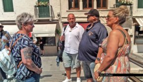 Am 4. August zeigt RTLzwei eine neue Ausgabe von „Bella Italia – Camping auf Deutsch“. Diesmal zieht es Familie Fingerhuth in die Gassen von Venedig. Dort möchte besonders Sascha als Reiseführer glänzen. Doch seine Gruppe will lieber bummeln statt Sehenswürdigkeiten abklappern. Foto © RTLzwei