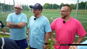 Am 11. August zeigt RTLzwei eine neue Ausgabe von „Bella Italia – Camping auf Deutsch“. Diesmal laden die Ruhrpott-Zwillinge Christopher und Alexander zum großen Fußballturnier auf dem Gelände der Marina di Venezia ein. Dabei treten sie mit jeweils eigener Mannschaft gegeneinander an. Foto © RTLzwei