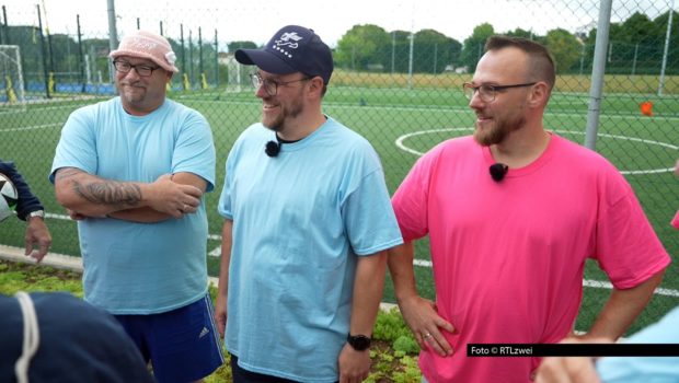 Am 11. August zeigt RTLzwei eine neue Ausgabe von „Bella Italia – Camping auf Deutsch“. Diesmal laden die Ruhrpott-Zwillinge Christopher und Alexander zum großen Fußballturnier auf dem Gelände der Marina di Venezia ein. Dabei treten sie mit jeweils eigener Mannschaft gegeneinander an. Foto © RTLzwei