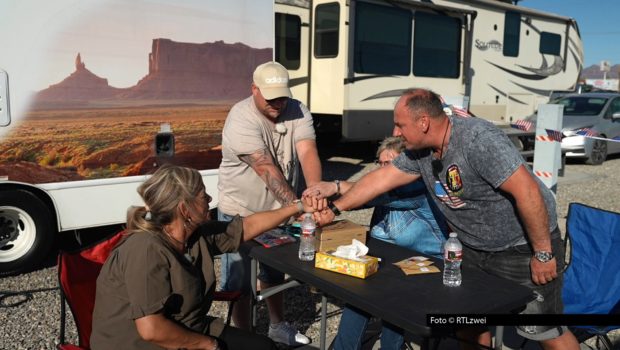 Die Camper von „Bella Italia – Camping auf Deutsch“ wagen diesmal das Abenteuer USA – inklusive Trucks, BBQ-Festival und jeder Menge neuer Herausforderungen. Zu sehen gibt’s die neue Folge der Reality-Doku am 18. August um 20:15 Uhr bei RTLzwei und vorab auf RTL+. Foto © RTLzwei