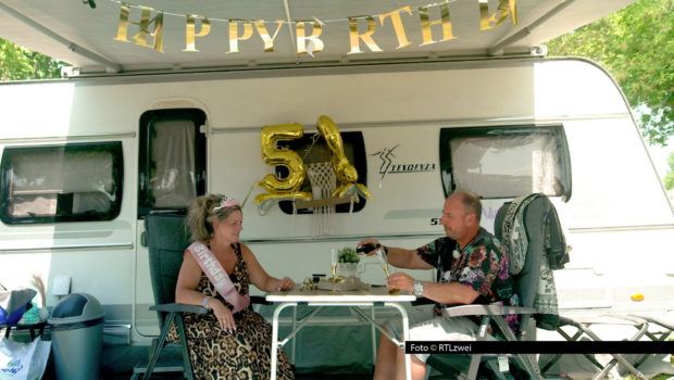 Familie Fingerhuth ist in Feierlaune. Familienoberhaupt Nicole zelebriert heute ihren 52. Geburtstag auf Campingplatz Marina di Venezia. Welche Überraschung dabei auf sie warten, zeigt RTLzwei am heutigen 14. Juli um 20:15 Uhr in einer neuen Folge „Bella Italia – Camping auf Deutsch“. Foto © RTLzwei