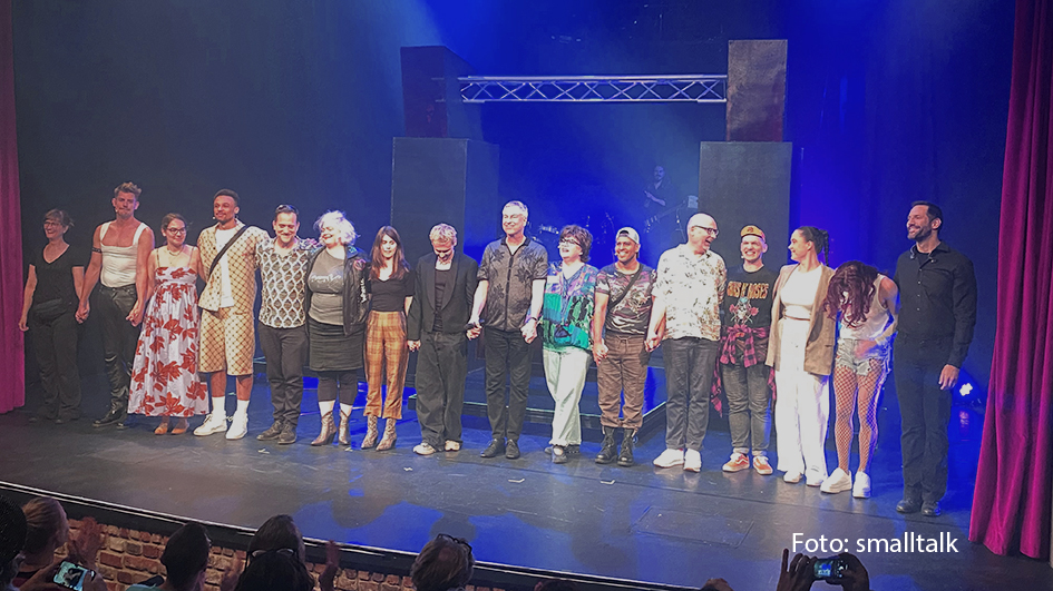 Das Musical „Berlin Non Stop“ feierte am 16. Juli im Pfefferberg Theater in Berlin Premiere und katapultierte das Publikum zurück ins quirlige Berlin des Jahres 2010. Die Inszenierung folgt drei jungen Touristen, die das Nachtleben erkunden, und wird noch bis zum 3. August aufgeführt. (Foto: smalltalk)