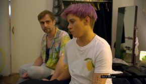 RTLzwei zeigt am 14. August die 3.500. Folge von „Berlin – Tag & Nacht“. In der Jubiläums-Episode der Daily-Soap erfährt Indira (Ellinor Vogel), dass sie HIV-positiv ist. Sie ringt damit, ihrem Freund Schmidti (Alexander Freund) die Wahrheit zu sagen. Foto © RTLzwei
