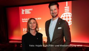 Im Rahmen des European Film Market der Berlinale findet zum zehnten Mal die internationale Branchen-Plattform Berlinale Series Market statt. EFM-Direktor Dennis Ruh und Katharina Blum vom Hauptpartner Film- und Medienstiftung NRW eröffneten die dreitägige Veranstaltung am 19. Februar. (Foto: Hojabr Riahi/Film- und Medienstiftung NRW)