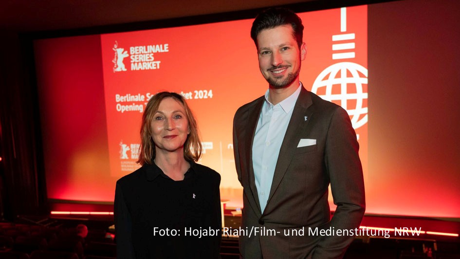 Im Rahmen des European Film Market der Berlinale findet zum zehnten Mal die internationale Branchen-Plattform Berlinale Series Market statt. EFM-Direktor Dennis Ruh und Katharina Blum vom Hauptpartner Film- und Medienstiftung NRW eröffneten die dreitägige Veranstaltung am 19. Februar. (Foto: Hojabr Riahi/Film- und Medienstiftung NRW)