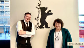 Als Hauptdarstellerin in Andreas Dresens neuem Film „Rabiye Kurnaz gegen George W. Bush“ eroberte Meltem Kaptan die Herzen des Berlinale-Publikums. Pool Position-Manager Marcus Wanke begleitete sie gemeinsam mit Kick-Media-Vorstand Alexander Elbertzhagen. (Foto: smalltalk)