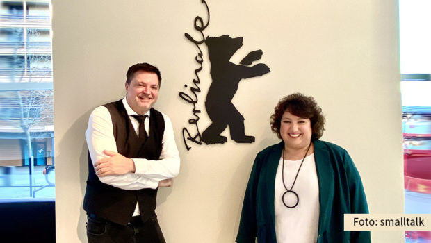 Als Hauptdarstellerin in Andreas Dresens neuem Film „Rabiye Kurnaz gegen George W. Bush“ eroberte Meltem Kaptan die Herzen des Berlinale-Publikums. Pool Position-Manager Marcus Wanke begleitete sie gemeinsam mit Kick-Media-Vorstand Alexander Elbertzhagen. (Foto: smalltalk)