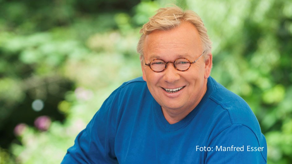 Entertainer und Karnevalist Bernd Stelter feiert sein 35. Bühnenjubiläum mit einer besonderen Aktion. Bei seinen aktuellen Auftritten bittet er als Gegenleistung für Autogramme und Selfies um Spenden für die Stiftung „Unsere Kinder, unsere Zukunft!“ Mindestens 1.111 Euro sollen zusammenkommen. (Foto: Manfred Esser)