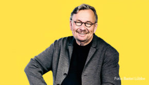 Mit „Mode, Mord und Meeresrauschen“ erscheint am 29. Februar der mittlerweile vierte Camping-Krimi von Autor und Kabarettist Bernd Stelter. Über sein neuestes Buch und die bevorstehende Tour unter dem Titel „Reg dich nicht auf. Gibt nur Falten!“ spricht der Entertainer zudem am 1. März in der WDR-Talkshow „Kölner Treff“. (Foto: Bastei Lübbe)