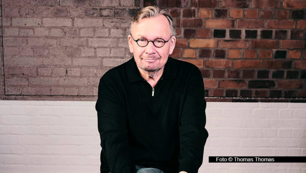 Linken-Politiker Gregor Gysi kommt im Rahmen seiner Reihe „Gysis Begegnungen“ zum öffentlichen Bühnengespräch nach Köln. Am Abend vor dem offiziellen Karnevalsauftakt am 11.11. trifft er auf den Entertainer Bernd Stelter. (Foto © Thomas Thomas)