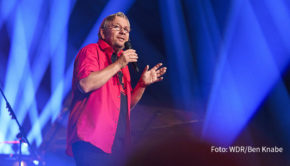 Mit dem gefeierten Soloprogramm von Entertainer Bernd Stelter startet das WDR Fernsehen ins neue Jahr. Am 2. Januar 2022 kommt „Hurra, ab Montag ist wieder Wochenende!“ ins TV. Der facettenreiche Künstler bringt komische, tragische und tiefgründige Alltagsgeschichten auf die Bühne. (Foto: WDR/Ben Knabe)