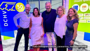 Am 31. August fand das Branchentreffen des Deutschen Caravaning Handels-Verbands in Düsseldorf statt, bei dem Bernd Stelter durch den Abend führte. Präsident des DCHV Kai Dhonau (1.v.l.), Geschäftsführerin des DCHV Ariane Finzel (1.v.r.) sowie Manuela Brecht (2.v.r.) und Heike Weis (2.v.l.) vom DCHV begrüßten den Komiker im Düsseldorfer Caravan Salon. (Foto: Instagram @dchv_caravaning_handelsverband)