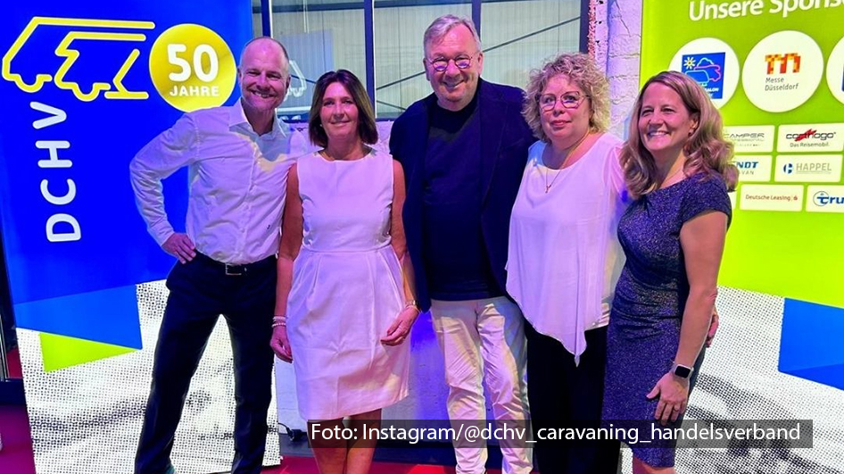 Am 31. August fand das Branchentreffen des Deutschen Caravaning Handels-Verbands in Düsseldorf statt, bei dem Bernd Stelter durch den Abend führte. Präsident des DCHV Kai Dhonau (1.v.l.), Geschäftsführerin des DCHV Ariane Finzel (1.v.r.) sowie Manuela Brecht (2.v.r.) und Heike Weis (2.v.l.) vom DCHV begrüßten den Komiker im Düsseldorfer Caravan Salon. (Foto: Instagram @dchv_caravaning_handelsverband)