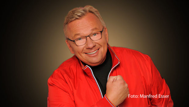 „O Gott, o Gott, Gott“: Nach der TV-Premiere gibt’s das neue Lied von Bernd Stelter jetzt im Streaming und als Download auf allen gängigen Plattformen. Ende Februar erscheint zudem sein nächster Kriminalroman rund um den niederländischen Inspecteur Piet van Houvenkamp. (Foto: Manfred Esser)