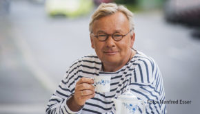 Kleine Lachfältchen sind ok – aber die böse Zornesfalte zwischen den Augen? „Reg dich nicht auf. Gibt nur Falten!“, findet Bernd Stelter. Im Februar 2024 geht der Entertainer mit dem so betitelten Programm auf große Deutschland-Tournee. Der Vorverkauf beginnt am 17. April. (Foto: Manfred Esser)