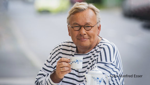 Kleine Lachfältchen sind ok – aber die böse Zornesfalte zwischen den Augen? „Reg dich nicht auf. Gibt nur Falten!“, findet Bernd Stelter. Im Februar 2024 geht der Entertainer mit dem so betitelten Programm auf große Deutschland-Tournee. Der Vorverkauf beginnt am 17. April. (Foto: Manfred Esser)