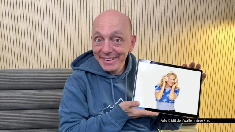 Der Comedian und Rate-Spezialist Bernhard Hoëcker ist zu Gast in der aktuellen Ausgabe von Barbara Schönebergers Podcast „Mit den Waffeln einer Frau“. Es geht u.a. um Staubsaugen, Probleme bei der Einreise in die USA und das Sexualverhalten von Ratten.