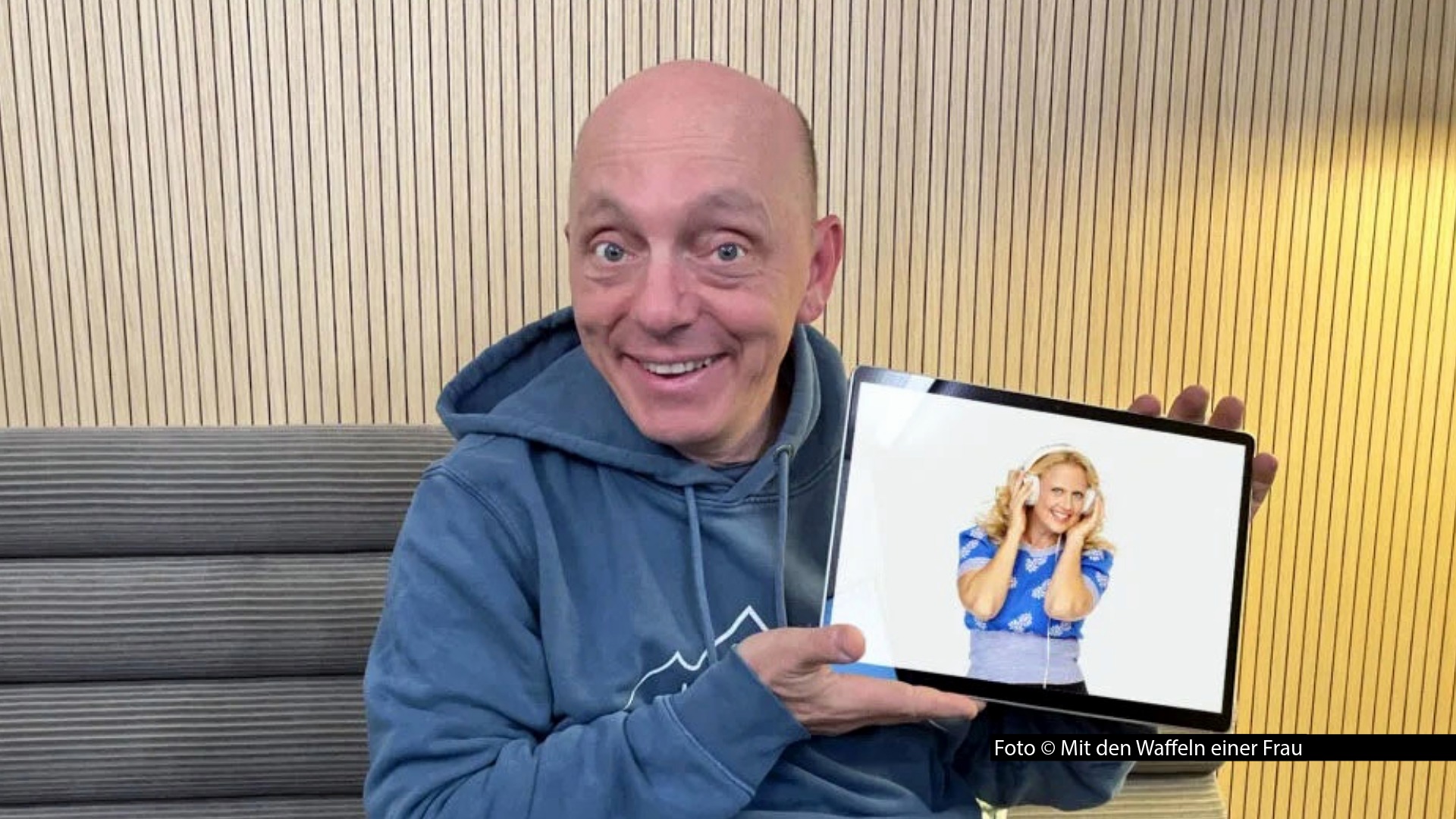Der Comedian und Rate-Spezialist Bernhard Hoëcker ist zu Gast in der aktuellen Ausgabe von Barbara Schönebergers Podcast „Mit den Waffeln einer Frau“. Es geht u.a. um Staubsaugen, Probleme bei der Einreise in die USA und das Sexualverhalten von Ratten.