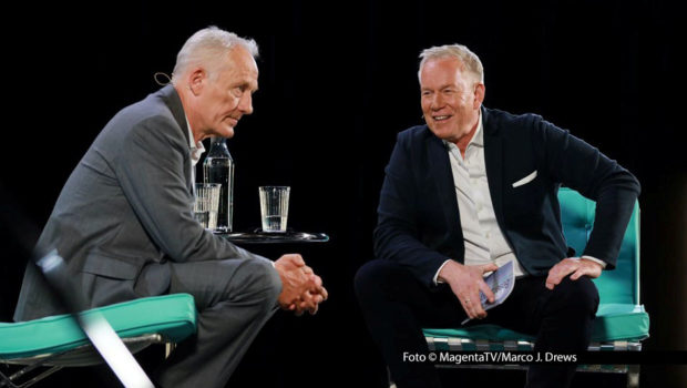 Für eine neue Folge der Talk-Reihe „Bestbesetzung“ hat Johannes B. Kerner in Memmingen den ehemaligen Trainer des Fußball-Bundesligisten SC Freiburg, Christian Streich, getroffen. Die beiden sprechen u.a. über seinen neuen Alltag, die Zukunft des Fußballs und ein mögliches Comeback. Foto © MagentaTV/Marco J. Drews