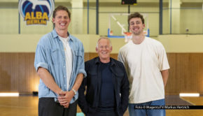 In der aktuellen Ausgabe seines MagentaTV-Talkformats „Bestbesetzung“ spricht Moderator Johannes B. Kerner mit zwei in vielerlei Hinsicht großen deutschen Sportlern. Das Interview mit den NBA-Basketballern Moritz und Franz Wagner ist seit dem 16. Juni bei MagentaTV verfügbar. Foto © MagentaTV/Markus Hertrich