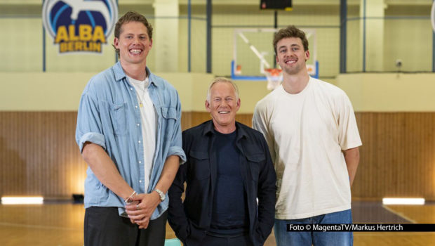 In der aktuellen Ausgabe seines MagentaTV-Talkformats „Bestbesetzung“ spricht Moderator Johannes B. Kerner mit zwei in vielerlei Hinsicht großen deutschen Sportlern. Das Interview mit den NBA-Basketballern Moritz und Franz Wagner ist seit dem 16. Juni bei MagentaTV verfügbar. Foto © MagentaTV/Markus Hertrich