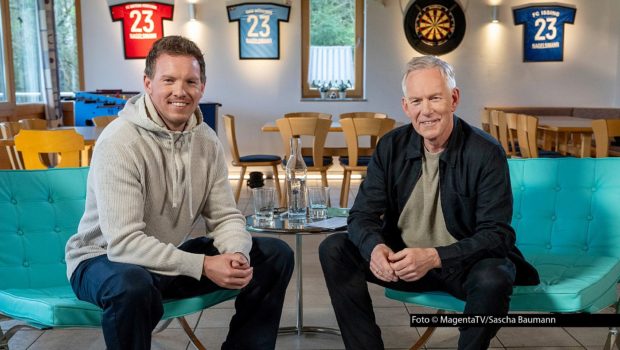 Im Vorfeld der Fußball-Weltmeisterschaft 2026 hat Moderator Johannes B. Kerner den Bundestrainer Julian Nagelsmann auf der Anlage von dessen Heimatklub FC Issing getroffen. Das ausführliche Gespräch ist im Rahmen der Talk-Reihe „Bestbesetzung“ bei MagentaTV zu sehen. (Foto © MagentaTV/Sascha Baumann)
