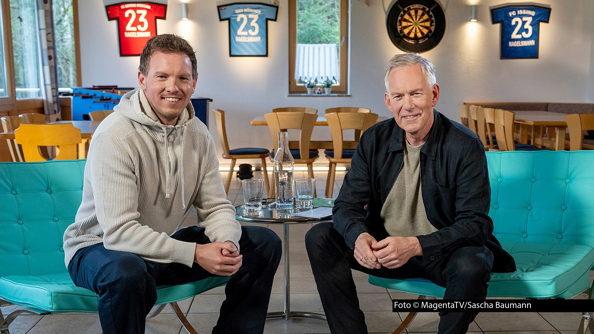 Im Vorfeld der Fußball-Weltmeisterschaft 2026 hat Moderator Johannes B. Kerner den Bundestrainer Julian Nagelsmann auf der Anlage von dessen Heimatklub FC Issing getroffen. Das ausführliche Gespräch ist im Rahmen der Talk-Reihe „Bestbesetzung“ bei MagentaTV zu sehen. (Foto © MagentaTV/Sascha Baumann)