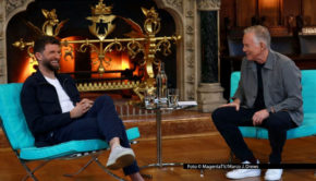 Im Münchener Rathaus traf Moderator Johannes B. Kerner den Fußball-Weltmeister Thomas Müller für sein Talkformat „Bestbesetzung“. Das Gespräch, in dem es u.a. um Müllers Abschied vom FC Bayern und sein neues Leben in Kanada geht, ist seit dem 26. März bei MagentaTV verfügbar. Foto © MagentaTV/Marco J. Drews