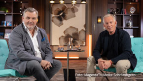 In der neuesten Ausgabe der MagentaTV-Talkshow „Bestbesetzung“ begrüßt Gastgeber Johannes B. Kerner den Entertainer Hape Kerkeling zum persönlichen Gespräch. Es geht u.a. um Ahnenforschung, den offenen Umgang mit seiner Homosexualität sowie seinen bevorstehenden 60. Geburtstag. (Foto: MagentaTV/Meike Schrömbgens)