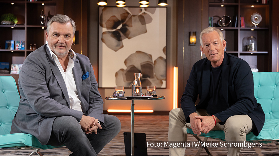In der neuesten Ausgabe der MagentaTV-Talkshow „Bestbesetzung“ begrüßt Gastgeber Johannes B. Kerner den Entertainer Hape Kerkeling zum persönlichen Gespräch. Es geht u.a. um Ahnenforschung, den offenen Umgang mit seiner Homosexualität sowie seinen bevorstehenden 60. Geburtstag. (Foto: MagentaTV/Meike Schrömbgens)