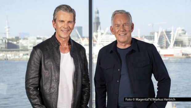In Hamburg empfängt Johannes B. Kerner seinen Kollegen Markus Lanz zu einer neuen Ausgabe des MagentaTV-Talkformats „Bestbesetzung“, die ab dem 1. April verfügbar ist. In „Lanz bei Kerner – Das Interview“ sprechen die beiden u.a. über Lanz‘ Kindheit und Jugend, seine Rolle als Vater sowie aktuelle politische und gesellschaftliche Themen. (Foto: © MagentaTV/Markus Hertrich)