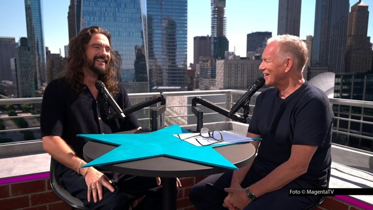 Der Musiker und künftige „Wetten, dass..?“-Moderator Tom Kaulitz ist zu Gast in einer neuen Ausgabe der Talk-Reihe „Bestbesetzung“ mit Johannes B. Kerner. Auf der Dachterrasse des WM-Studios von MagentaTV in New York sprechen die beiden u.a. auch über Kaulitz‘ Familienleben mit Heidi Klum. (Foto © MagentaTV)