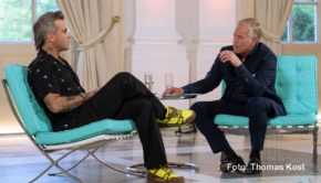 In dem MagentaTV-Talkformat „Bestbesetzung“ trifft Johannes B. Kerner regelmäßig Prominente zu einem ausführlichen Gespräch. In der aktuellen Ausgabe, die seit dem heutigen 22. September abrufbar ist, spricht er mit Popstar Robbie Williams u.a. über das Thema Kindererziehung. (Foto: Thomas Kost)