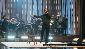 Der Singer-Songwriter Betterov zählt zu den prägenden Stimmen der deutschsprachigen Popmusik. Seine von Indie-Rock, Post-Punk und sperriger Poesie geprägten Songs gibt’s seit gestern live zu erleben. Zum Vorglühen eignet sich ein Blick auf den Youtube-Kanal von „ZDF Magazin Royale“.