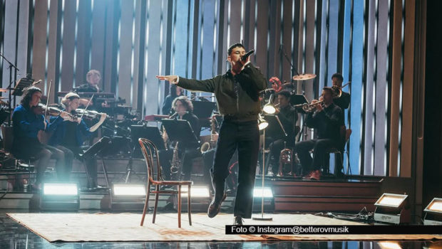 Der Singer-Songwriter Betterov zählt zu den prägenden Stimmen der deutschsprachigen Popmusik. Seine von Indie-Rock, Post-Punk und sperriger Poesie geprägten Songs gibt’s seit gestern live zu erleben. Zum Vorglühen eignet sich ein Blick auf den Youtube-Kanal von „ZDF Magazin Royale“.