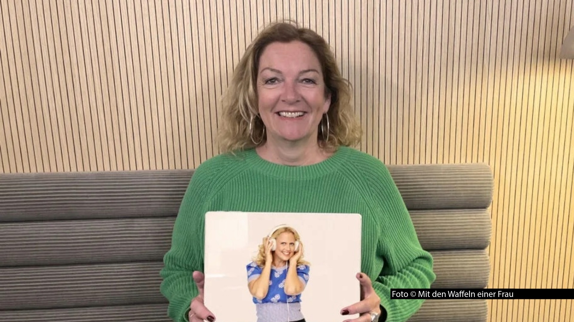 Die Moderatorin Bettina Tietjen ist zu Gast bei ihrer Kollegin Barbara Schöneberger in einer neuen Ausgabe des barba radio-Podcasts „Mit den Waffeln einer Frau“. Die beiden sprechen u.a. über das Zuhören bei Interviews und über einen möglichen Campingurlaub mit Henning Baum. Foto © Mit den Waffeln einer Frau