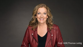 In der aktuellen Ausgabe der Zeitschrift „BARBARA“ spricht TV-Journalistin Bettina Tietjen mit Barbara Schöneberger über Gelassenheit im Umgang mit sich selbst. Am 13. Juli zeigt zudem das NDR Fernsehen „Bettina Tietjen – Die Talklady im Porträt“. (Foto: NDR/Thomas Leidig)