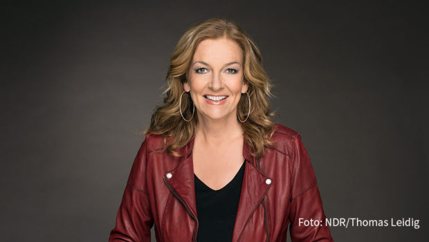 In der aktuellen Ausgabe der Zeitschrift „BARBARA“ spricht TV-Journalistin Bettina Tietjen mit Barbara Schöneberger über Gelassenheit im Umgang mit sich selbst. Am 13. Juli zeigt zudem das NDR Fernsehen „Bettina Tietjen – Die Talklady im Porträt“. (Foto: NDR/Thomas Leidig)