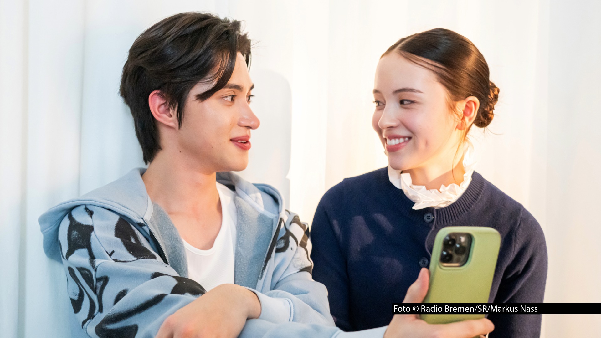 Die 26-teilige ARD-Serie „Between The Beats“ wird ab dem 25. Juni vorrangig bei TikTok ausgewertet. In dem vertikal produzierten Drama mit u.a. Gio Yoo und Alexander Schmidt geht’s um eine Primaballerina, die zwischen ihren Leidenschaften für Ballett und K-Pop hin- und hergerissen ist. (Foto © Radio Bremen/SR/Markus Nass)