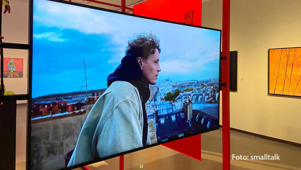 Sänger Tim Bendzko gehört neben u.a. Peter Doherty, Bryan Adams, Michael Stich und Meret Becker zu den Stars, deren Kunstwerke im Rahmen der Schau „Beyond Fame“ in Düsseldorf ausgestellt werden. Ab dem 18. August ist sie rund fünf Monate lang im dortigen NRW Forum zu sehen. (Foto: smalltalk)